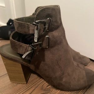 Chunky belt buckle heel